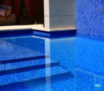 Swimming pool steps